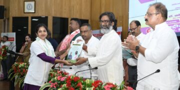 Jharkhand CM hands over appointment letters to 500 community health officers