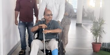 Returning Officer in Palamu on the job despite leg fracture