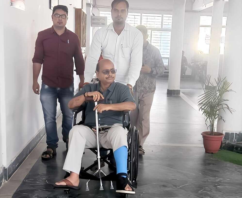 Returning Officer in Palamu on the job despite leg fracture