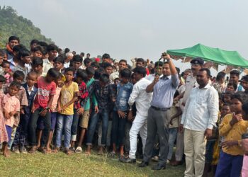 Jharkhand Polls: Palamu officer tries hands on slingshot to persuade tribals to vote