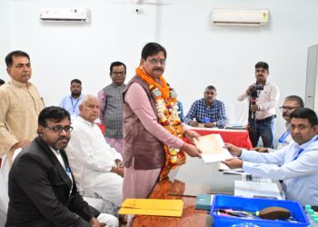 Jharkhand assembly polls: BJP Dhanbad nominee Raj Sinha, MP Dhulu Mahto mend fences