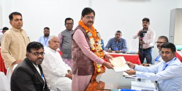 Jharkhand assembly polls: BJP Dhanbad nominee Raj Sinha, MP Dhulu Mahto mend fences