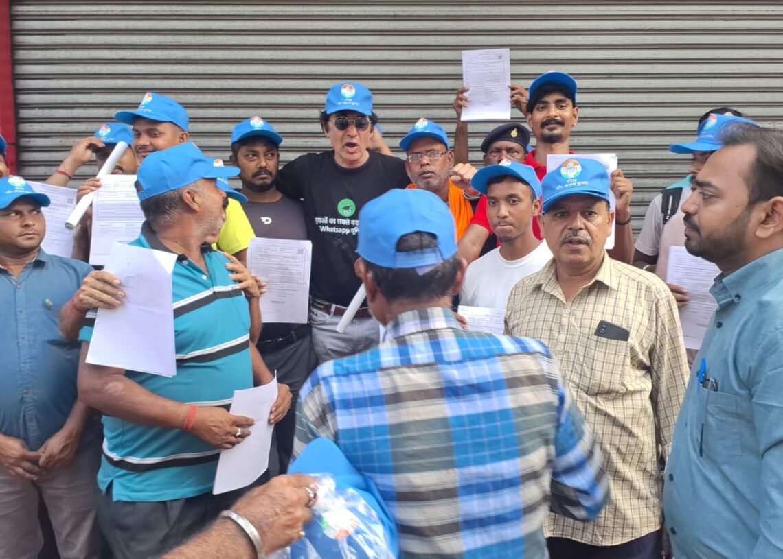 Congress leader distributes driving license applications to auto drivers