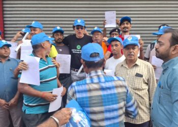 Congress leader distributes driving license applications to auto drivers