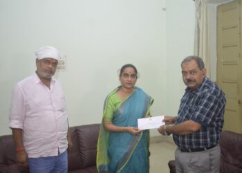 Dhanbad MLA pays hostel fees for needy BIT Sindri student