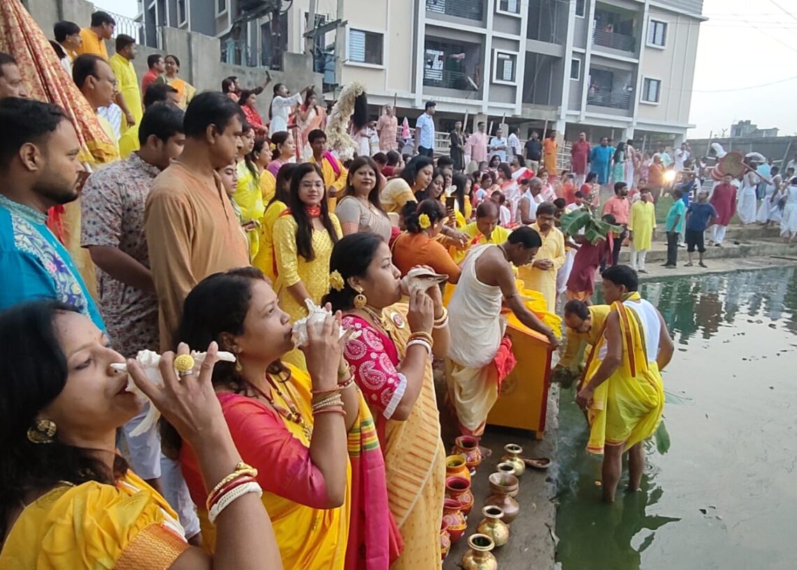 Durga Puja rituals commence in Dhanbad with a holy bath of ‘Kola Bou’