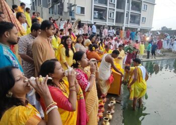 Durga Puja rituals commence in Dhanbad with a holy bath of ‘Kola Bou’