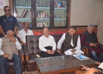 Jharkhand polls: Adhir Ranjan Chowdhury breaks ice in Dhanbad Congress