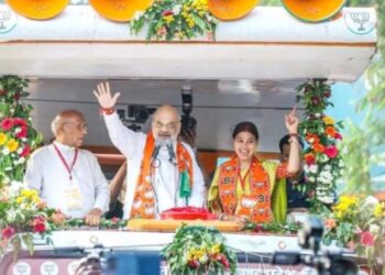 Jharkhand Polls: Amit Shah, Rahul Gandhi hold roadshows in Jamshedpur  