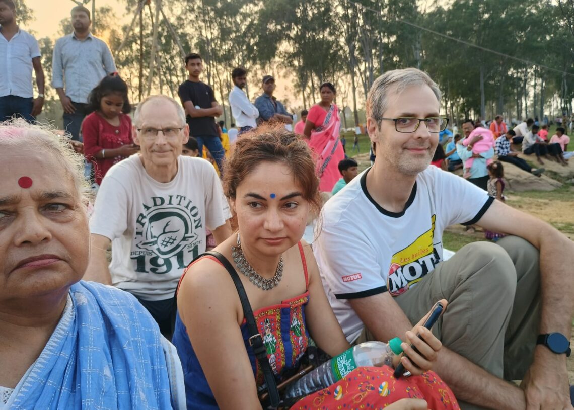 Jharkhand: Chhath festival fervour mesmerizes French couple at Maithon dam