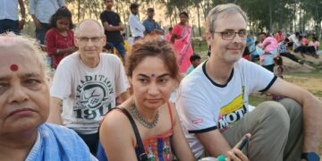 Jharkhand: Chhath festival fervour mesmerizes French couple at Maithon dam