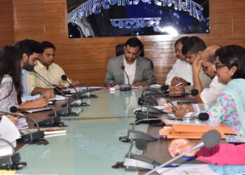 Palamu admin accords top priority to VIS distribution