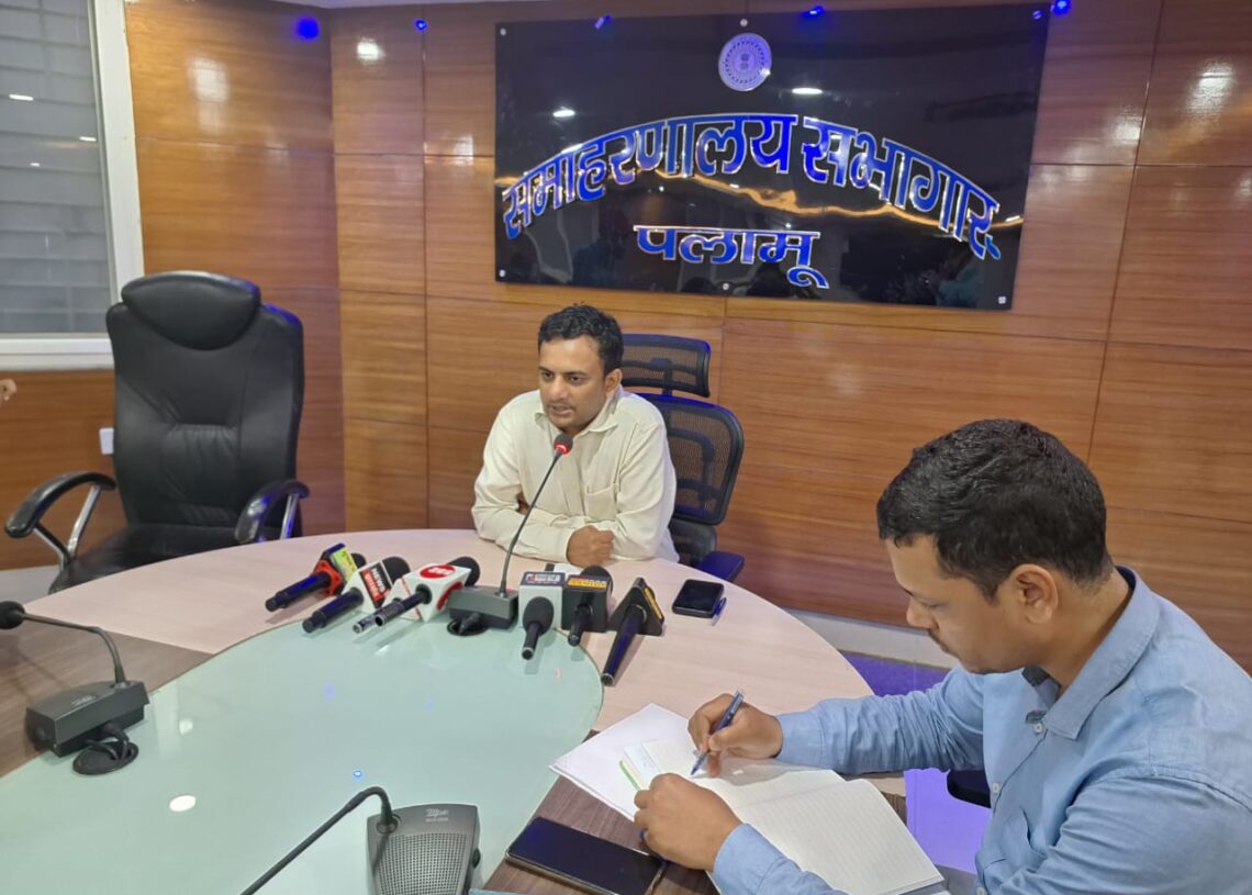 Palamu DC responds to cop's misbehaviour with journalist during UP CM’s visit