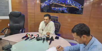 Palamu DC responds to cop's misbehaviour with journalist during UP CM’s visit