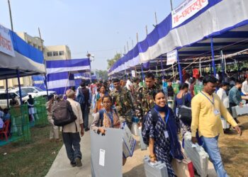 Jharkhand Polls: Palamu DC spurs sluggish polling parties