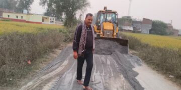 Policeman helps repair badly damaged 5 km road in Palamu