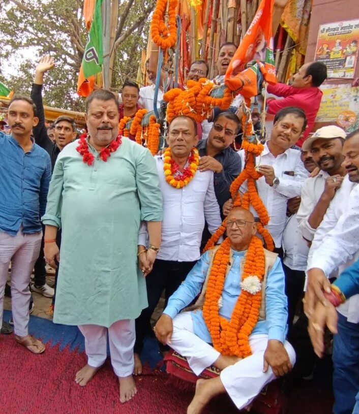 Saryu Roy weighed with laddoos in Jamshedpur 