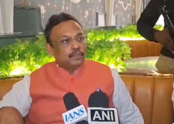 BJP leader Vinod Tawde accused of distributing cash, FIR filed