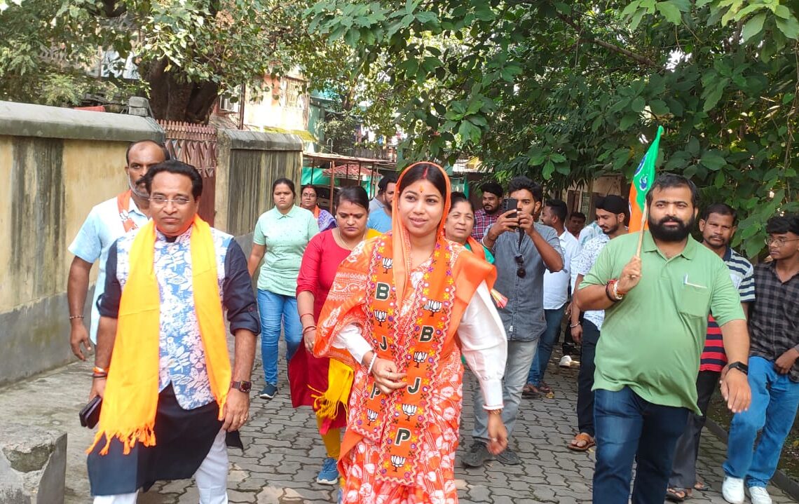 BJP candidate Purnima Sahu connects with voters in Jamshedpur basti