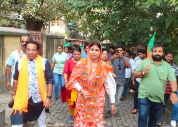 BJP candidate Purnima Sahu connects with voters in Jamshedpur basti