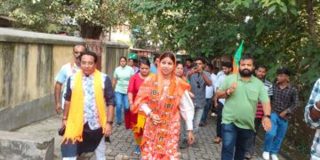 BJP candidate Purnima Sahu connects with voters in Jamshedpur basti