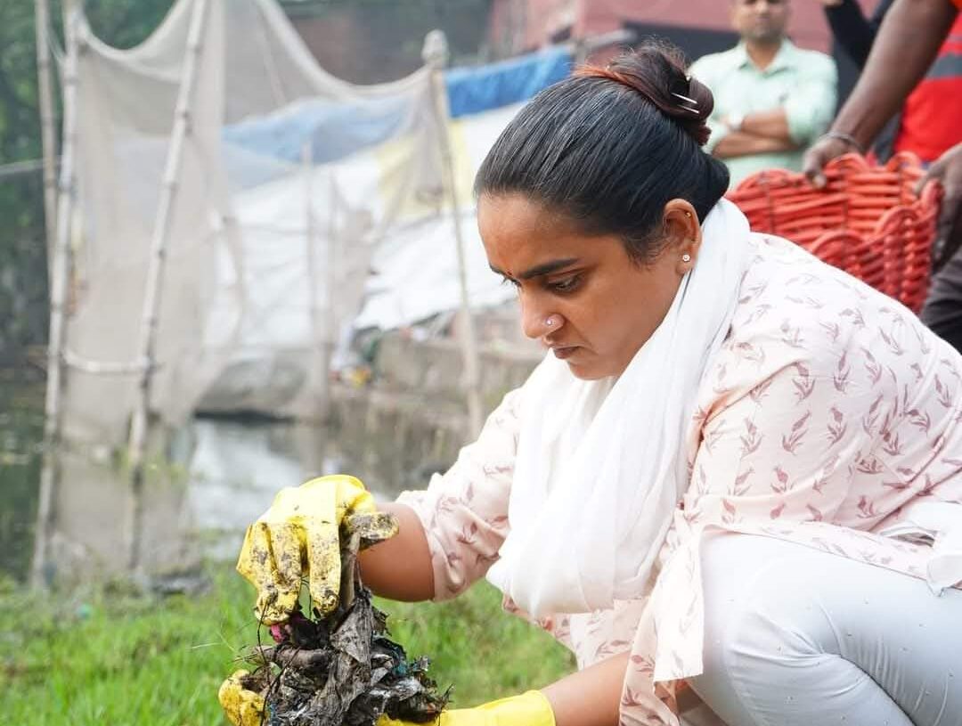 Candidates cleaning Chhath Ghats to woo voters in Dhanbad