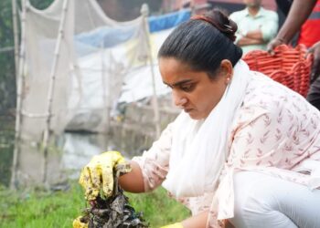 Candidates cleaning Chhath Ghats to woo voters in Dhanbad