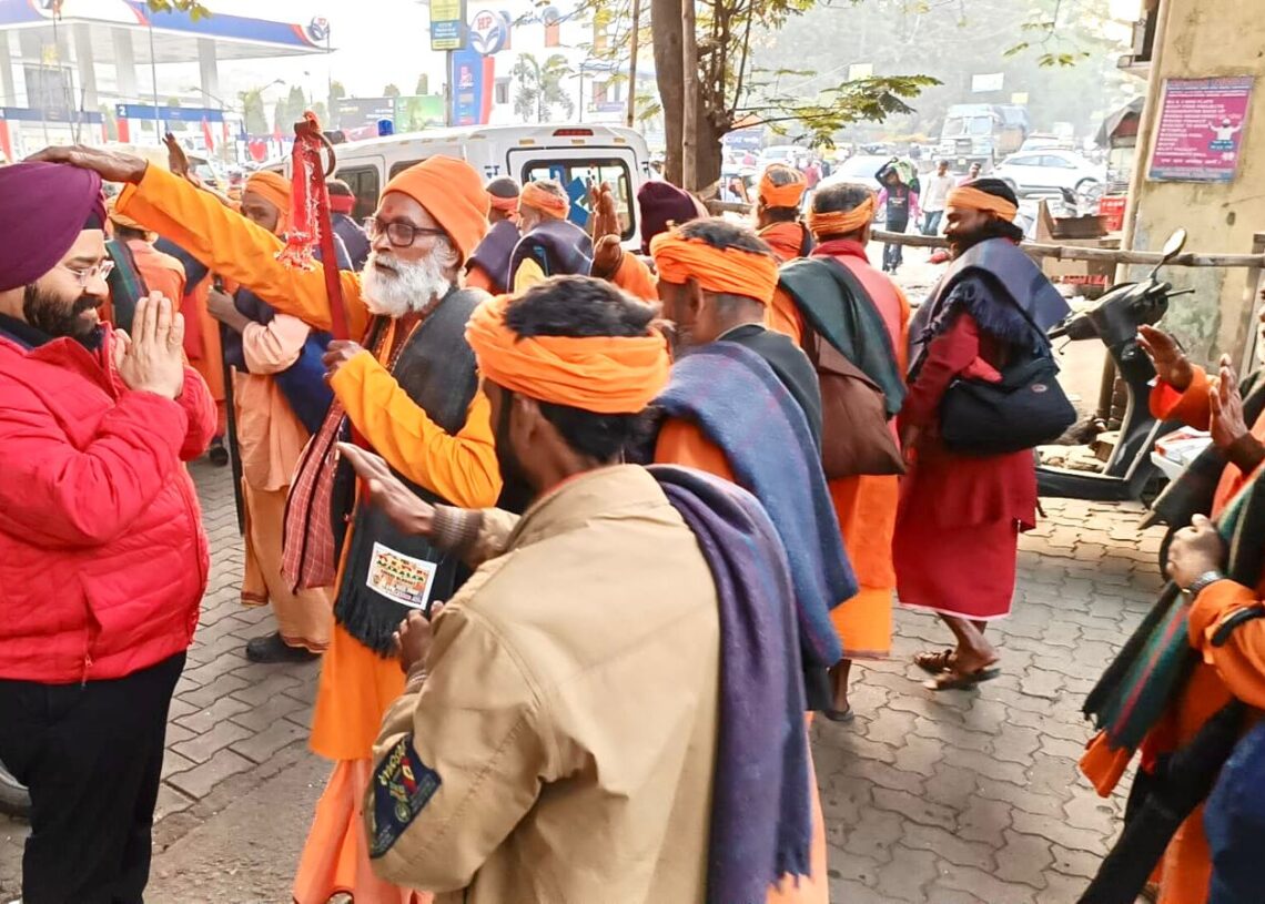 Har Har Mahadev Seva Sangh distributes blankets in Jamshedpur