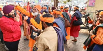 Har Har Mahadev Seva Sangh distributes blankets in Jamshedpur