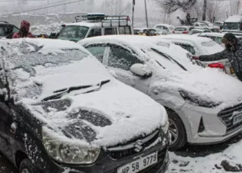 10,000 tourists stranded in Himachal, 134 roads closed