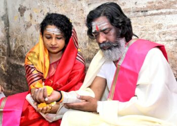 Jharkhand CM Hemant Soren offers prayer at Deoghar temple