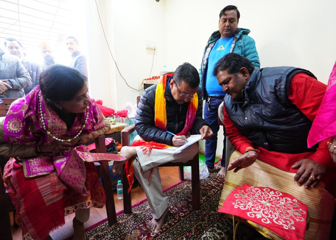 Kejriwal rolls out Pujari Granthi Samman Yojana registration