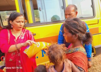 Vardan Charitable Trust distributes warm clothes among poor in Palamu