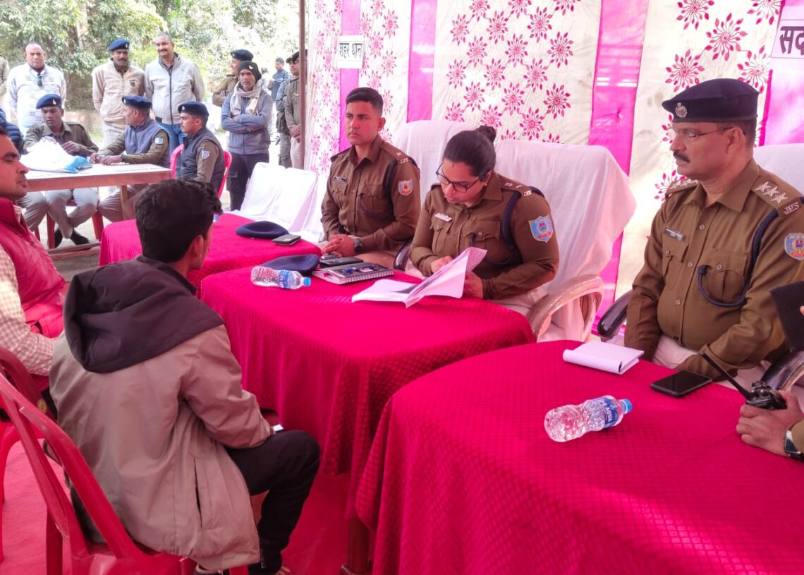 Police hold program to address public grievances in Daltonganj