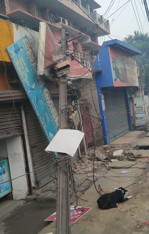 Truck hits electricity pole in Daltonganj disrupting power supply