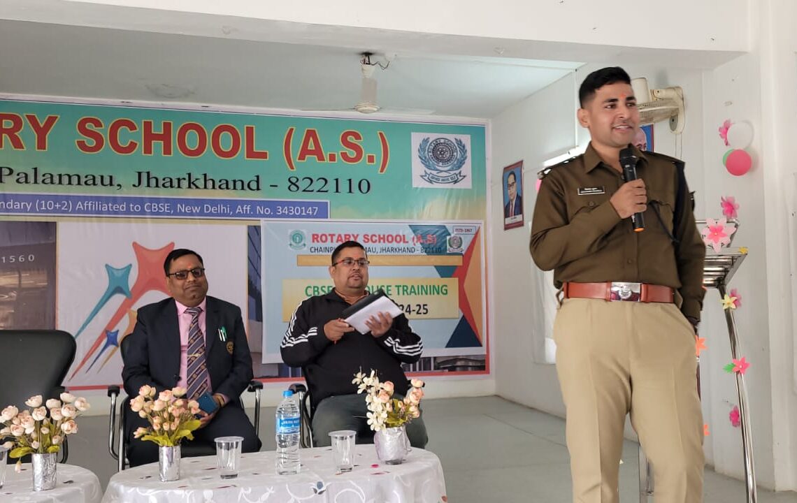 Jharkhand News: Probationary IPS officer educates school students against cyber scams