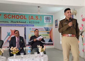 Jharkhand News: Probationary IPS officer educates school students against cyber scams