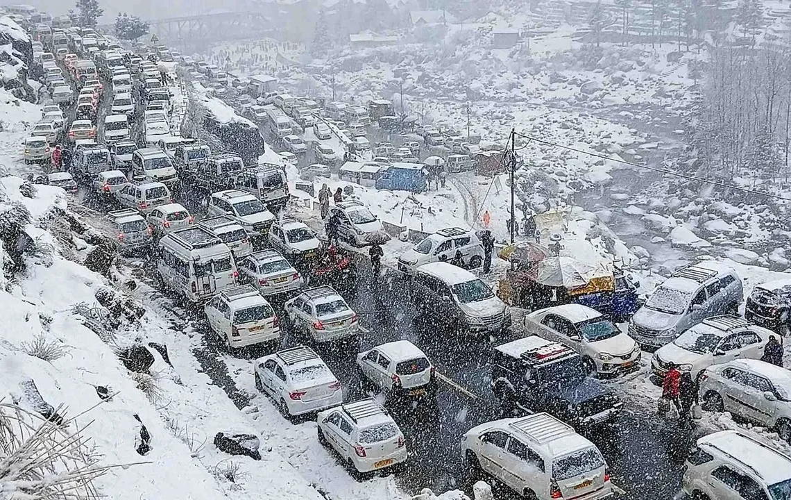 Heavy snowfall in Himachal, 30 roads closed, J&K temp. at -6°C