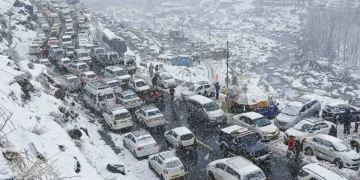 Heavy snowfall in Himachal, 30 roads closed, J&K temp. at -6°C