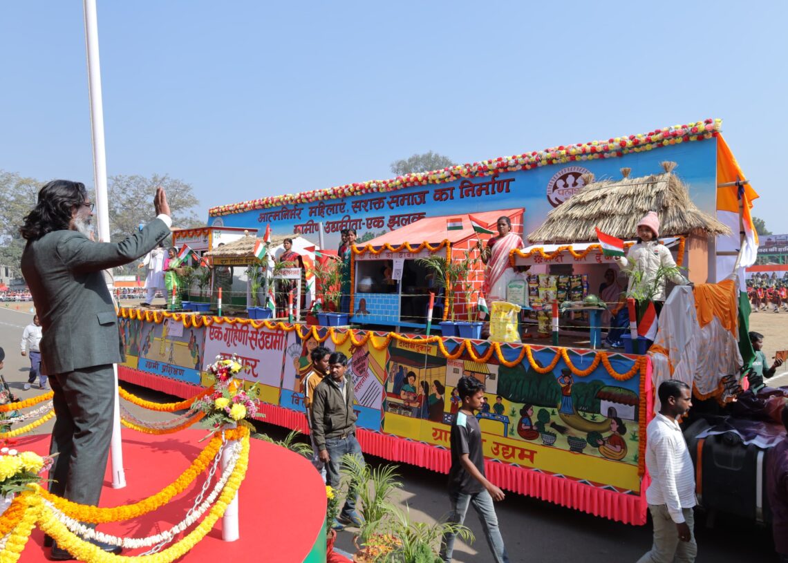 Jharkhand CM honours freedom fighters’ kin on Republic Day in Dumka