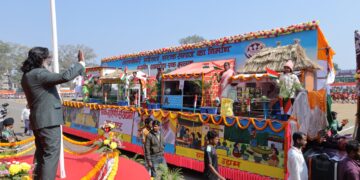 Jharkhand CM honours freedom fighters’ kin on Republic Day in Dumka