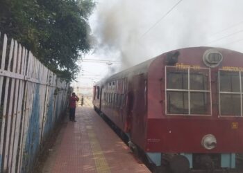 Saloon car catches fire at the Garhwa junction