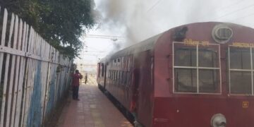 Saloon car catches fire at the Garhwa junction