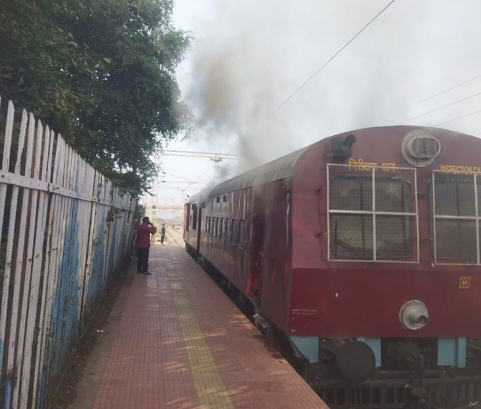 Saloon car catches fire at the Garhwa junction