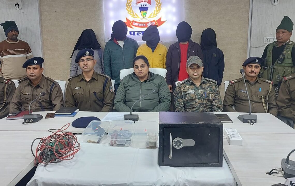 Jharkhand News: Five arrested for stealing 45 lakhs from govt wine agency in Daltonganj