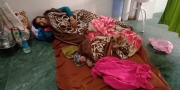Jharkhand News: Lactating mother, infant spend night on hospital floor in Palamu
