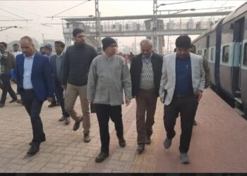 Jharkhand News: Chakradharpur DRM inspects Adityapur railway station
