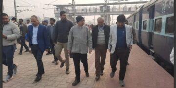 Jharkhand News: Chakradharpur DRM inspects Adityapur railway station