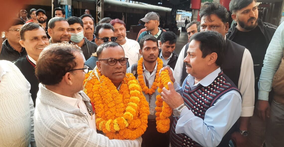 Railway employees give grand farewell to loco pilot in Dhanbad