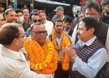Railway employees give grand farewell to loco pilot in Dhanbad